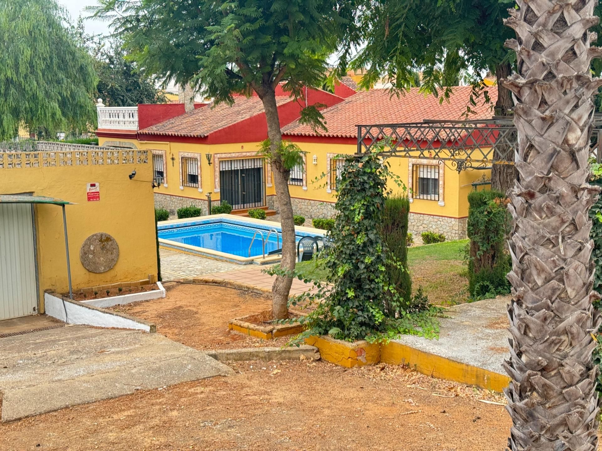 Exterior view of House or chalet for sale in Alcalá de Guadaira  with Air Conditioner, Heating and Private garden