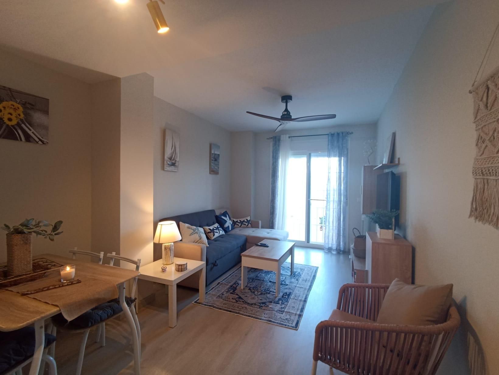 Sala d'estar de Pis de lloguer en El Ejido amb Aire condicionat, Jardí privat i Terrassa