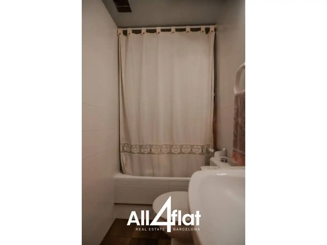 Bathroom of Duplexes for rent in Barcelona  with Air Conditioner, Heating and Terrace