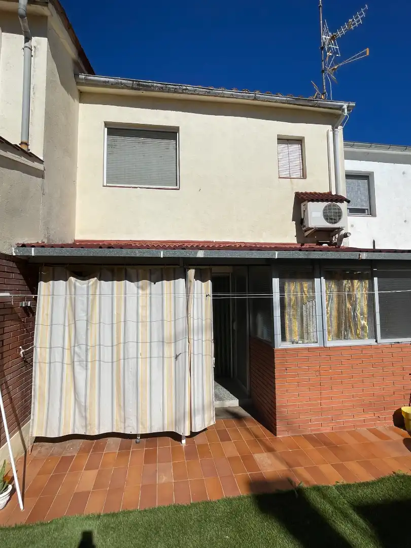 Vista exterior de Casa adosada en venta en Olot, Girona