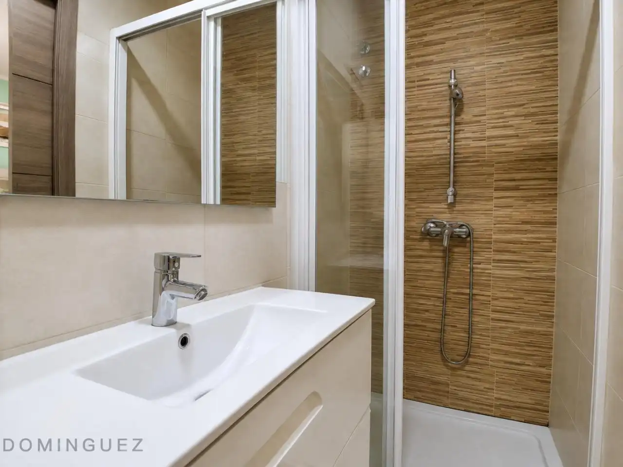 Baño de Planta baja en venta en Vigo  con Calefacción y Amueblado
