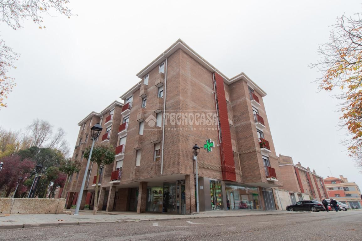 Exterior view of Flat for sale in Palencia Capital  with Heating, Storage room and Community pool