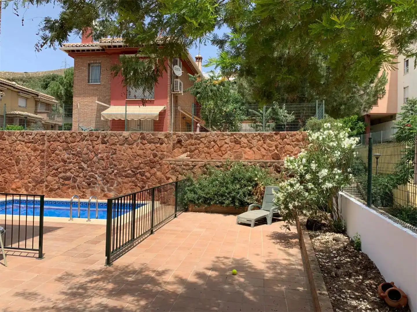Jardí de Casa o xalet en venda en  Granada Capital amb Aire condicionat i Piscina