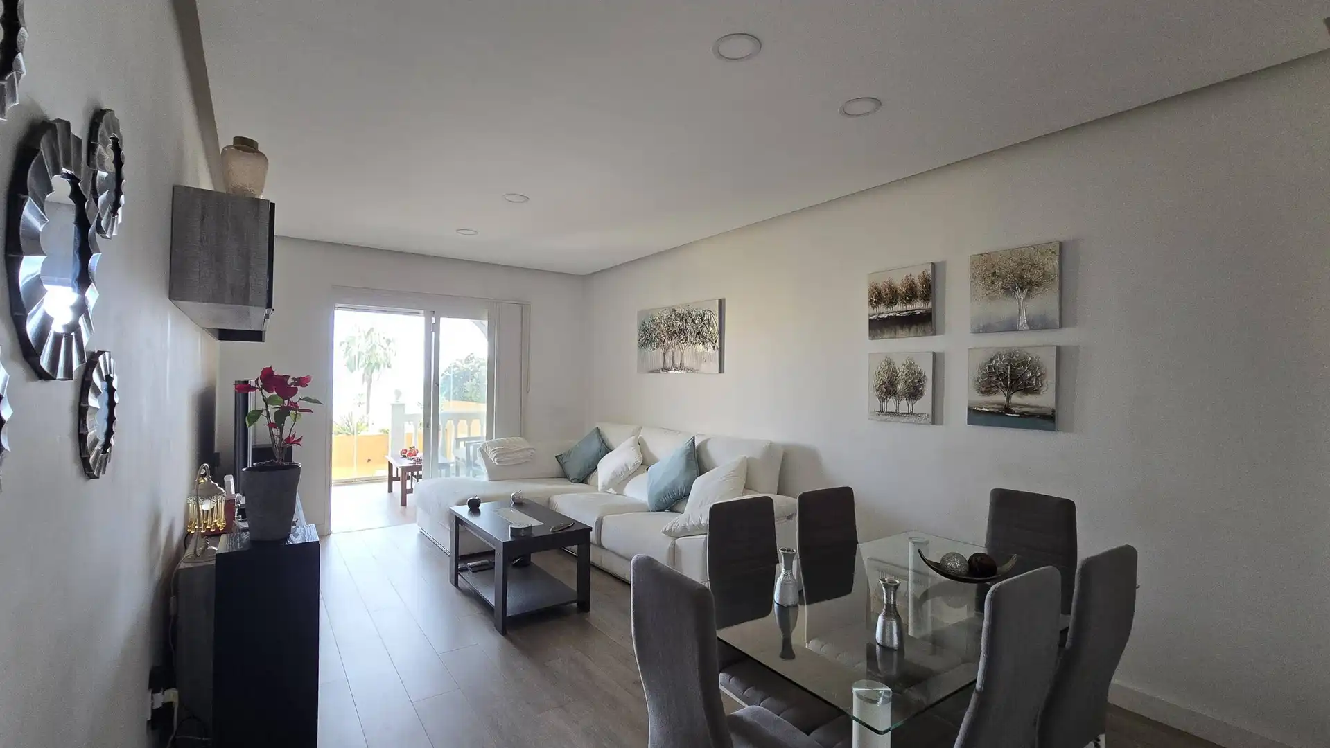 Sala d'estar de Dúplex en venda en Manilva amb Aire condicionat, Jardí privat i Terrassa