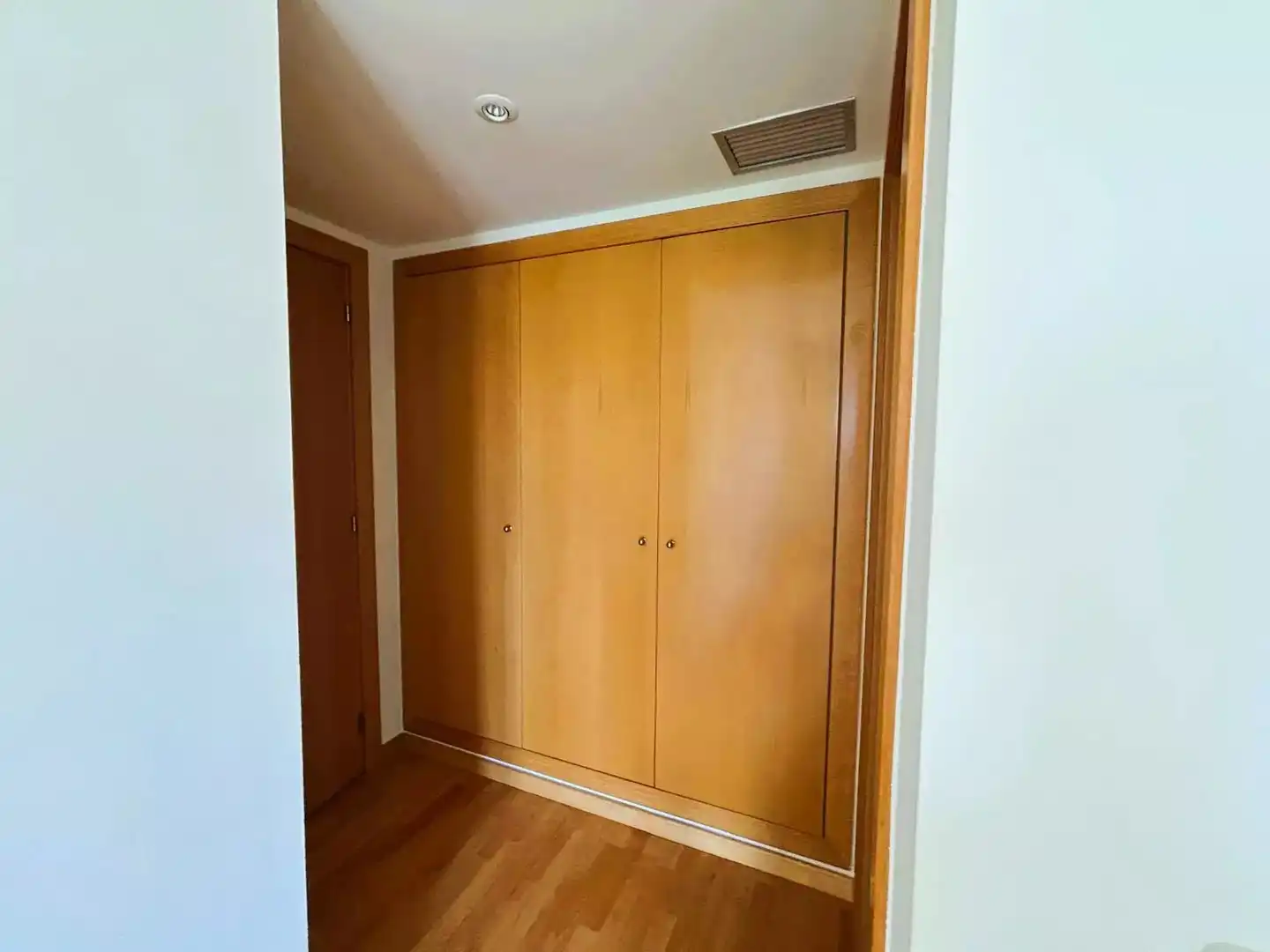 Wohnung zur Miete in Girona mit Klimaanlage, Heizung und Parkett