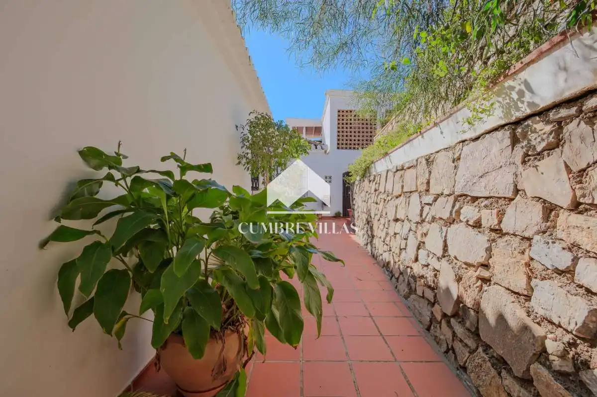 Vista exterior de Casa o xalet en venda en Almuñécar amb Jardí privat, Terrassa i Traster