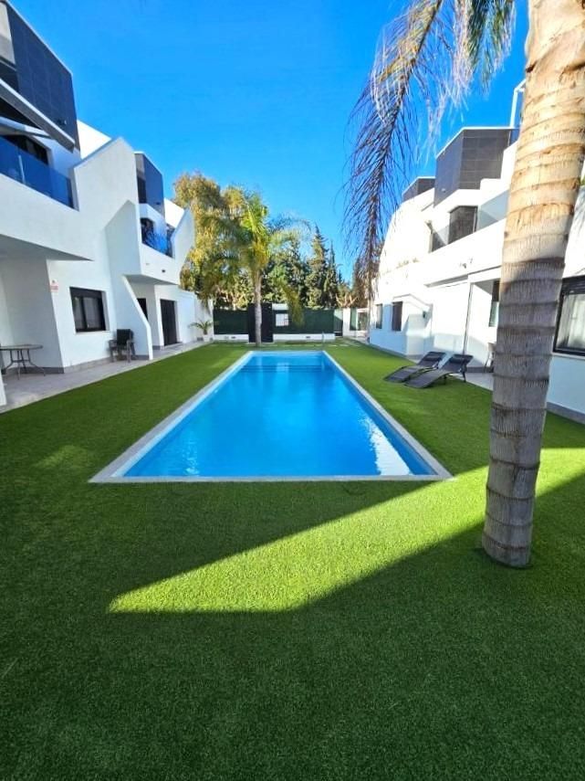 Piscina de Casa o xalet en venda en San Pedro del Pinatar amb Aire condicionat, Terrassa i Piscina comunitària