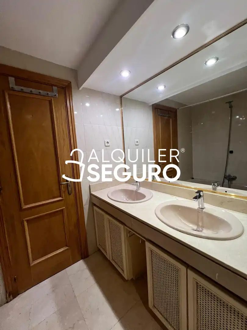 Baño de Piso de alquiler en Fuencarral - El Pardo