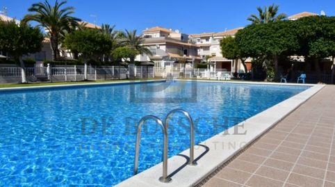 Venta de planta baja en Orihuela Costa con patio privado y piscina comunitaria. Cerca de Zenia Boulevard.