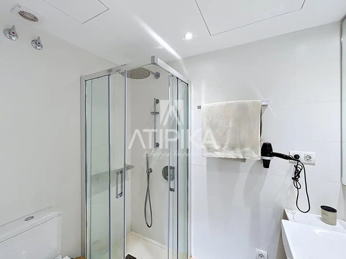 Bathroom of Flat for rent in Barcelona  with Air Conditioner, Parquet flooring and Terrace