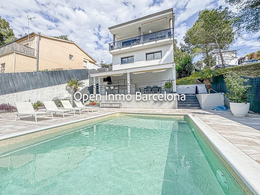 Vista exterior de Casa o xalet en venda en Canyelles amb Aire condicionat, Calefacció i Jardí privat