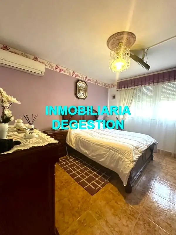 Dormitori de Casa o xalet en venda en Linares amb Aire condicionat, Calefacció i Jardí privat