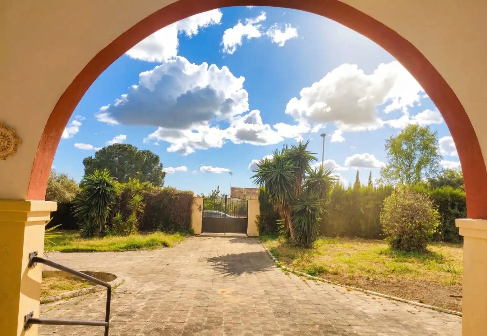 Vista exterior de Casa o xalet en venda en Hinojos amb Jardí privat, Terrassa i Traster