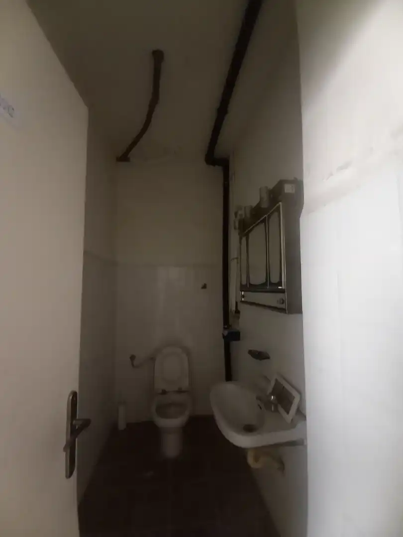 Bany de Local en venda en Esplugues de Llobregat amb Alarma