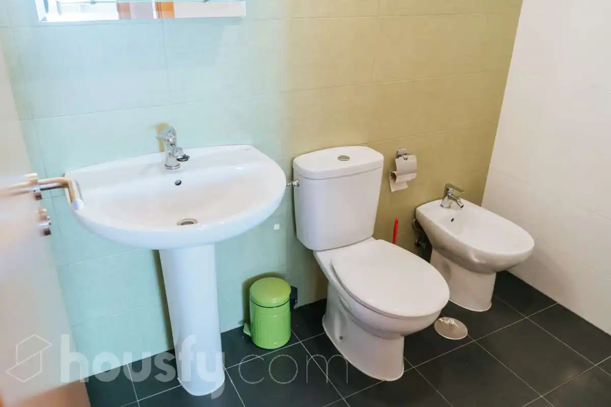 Baño de Piso de alquiler en Valdemoro con Parquet y Amueblado