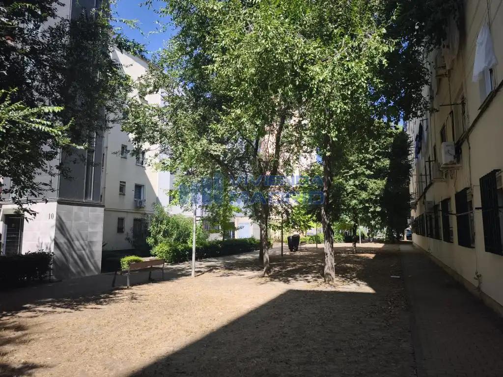 Vista exterior de Pis en venda en Madrid amb Calefacció