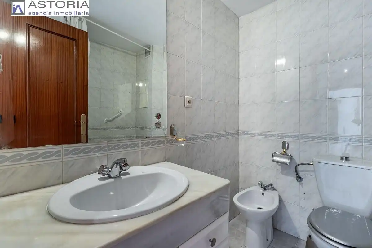 Bathroom of Flat for sale in Granada  with Balcony