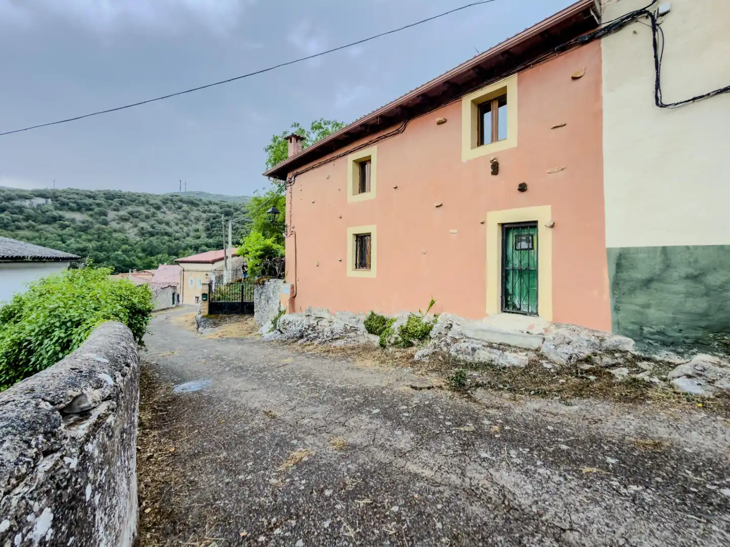 Vista exterior de Casa adosada en venta en Merindad de Valdeporres con Calefacción