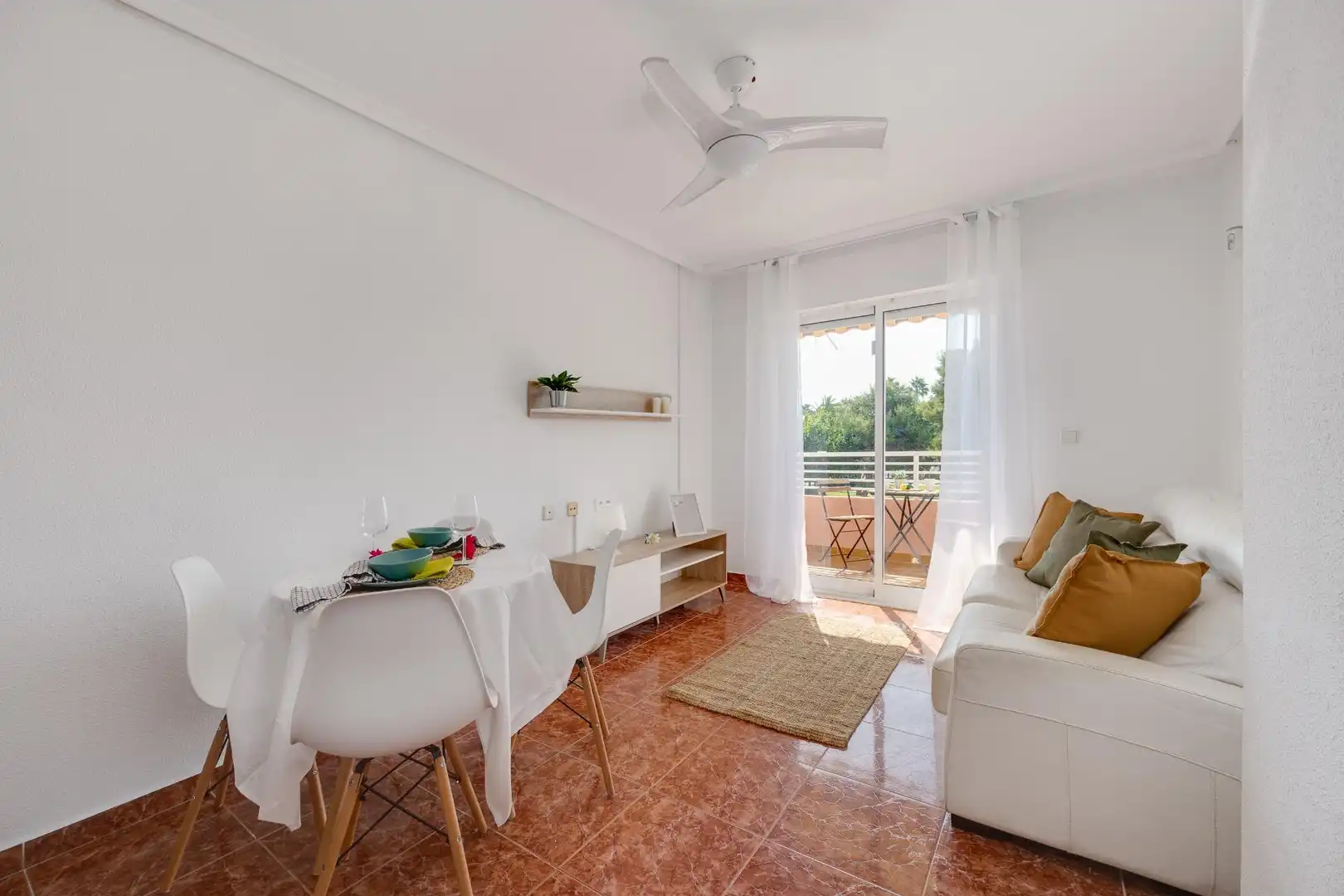 Sala de estar de Apartamento en venta en Torrevieja con Terraza, Amueblado y Piscina comunitaria