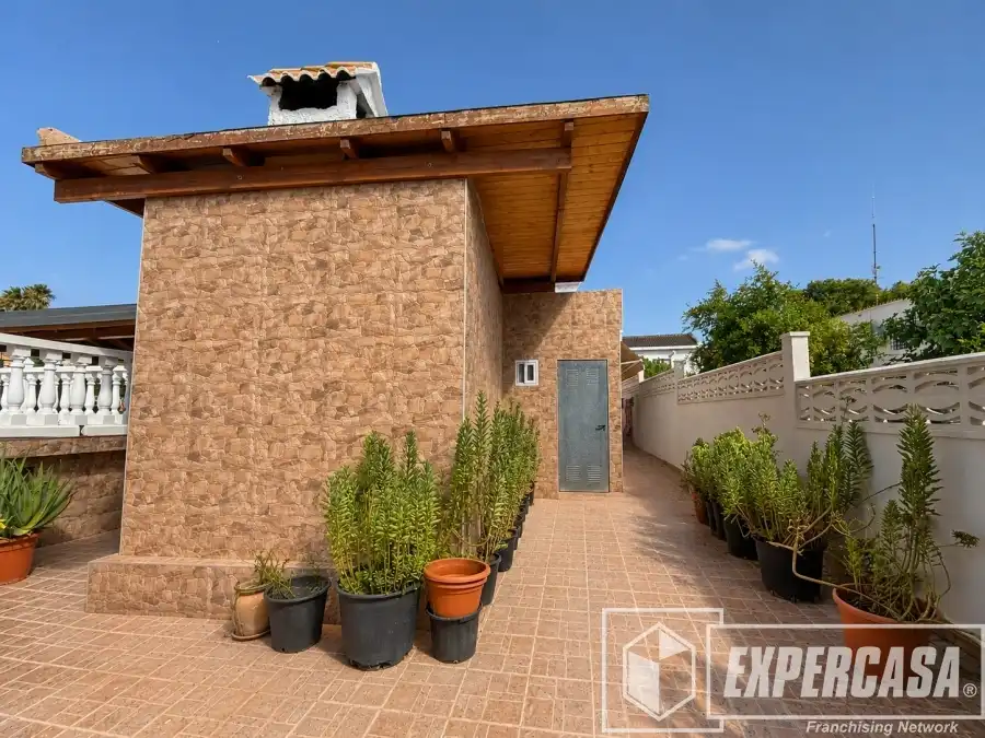 Vista exterior de Casa o chalet en venta en Llíria con Aire acondicionado, Trastero y Piscina