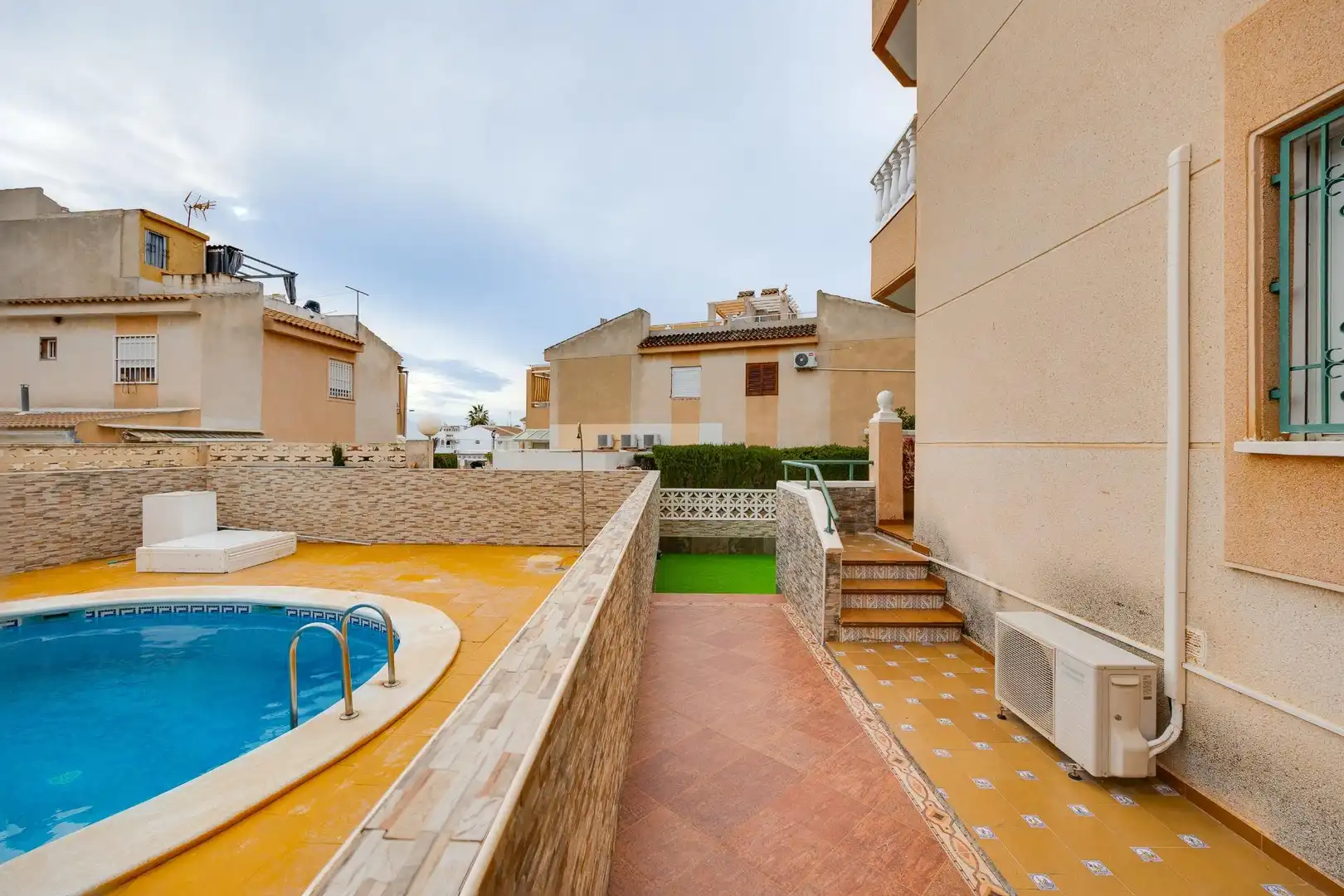 Piscina de Apartament en venda en Torrevieja amb Aire condicionat, Jardí privat i Terrassa