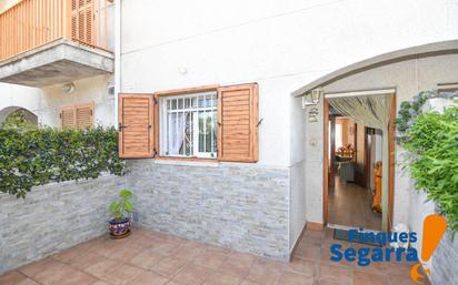 Vista exterior de Casa o xalet en venda en Roda de Berà amb Aire condicionat, Terrassa i Piscina