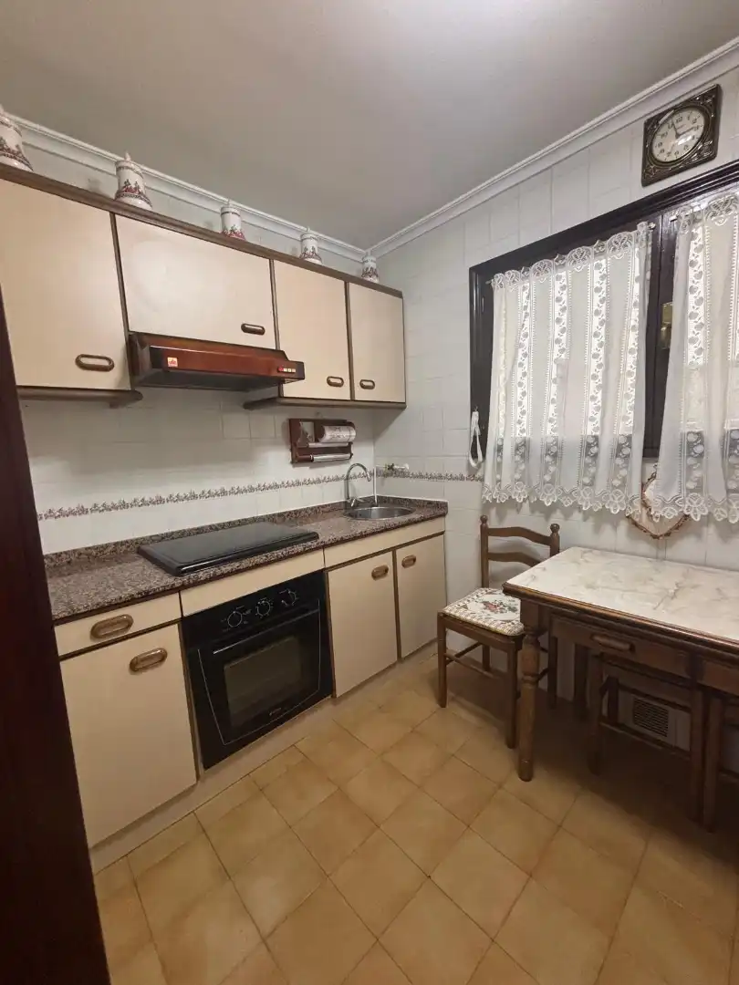 Küche von Wohnung zur Miete in Oviedo  mit Heizung, Parkett und Möbliert