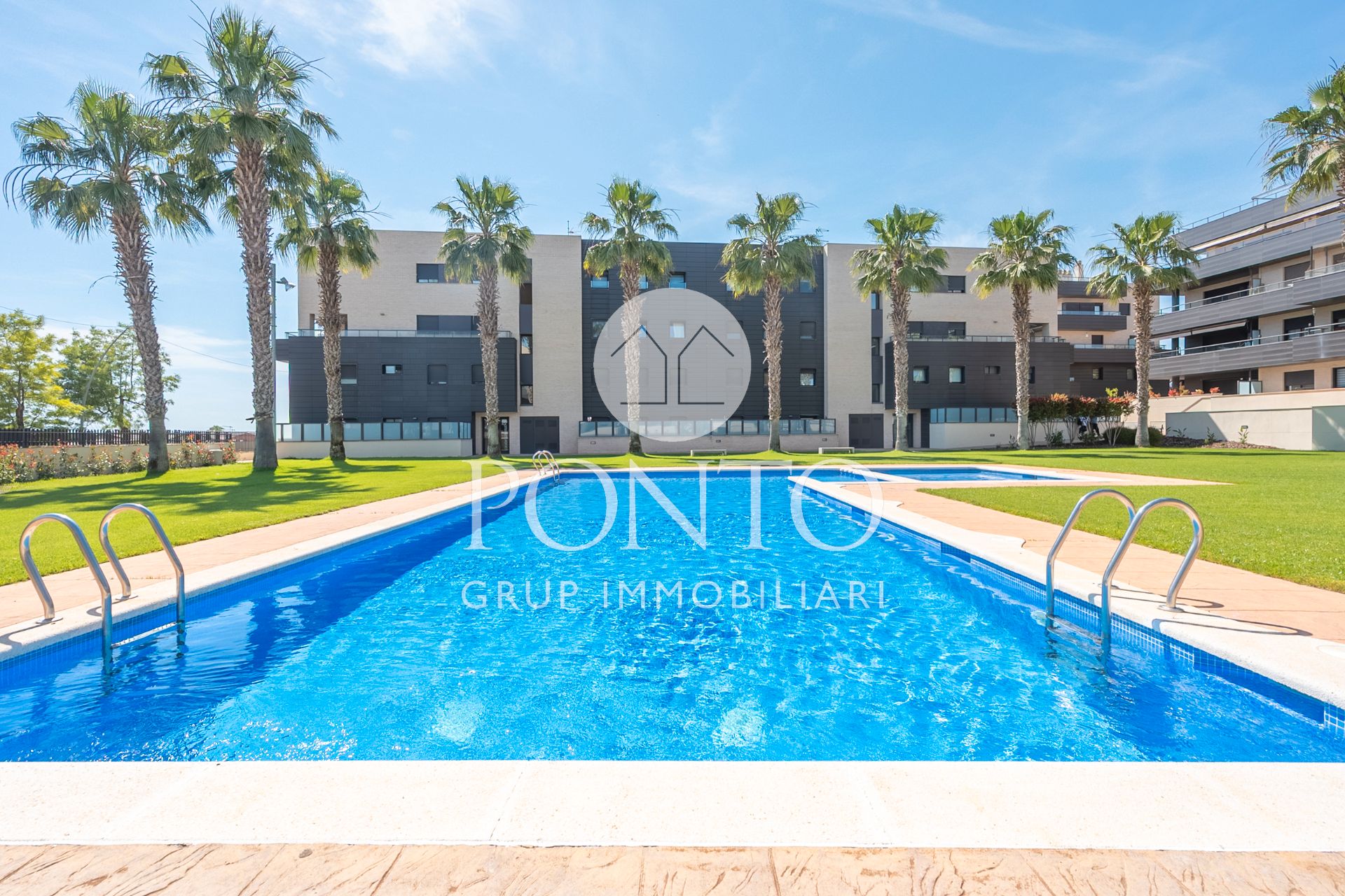 Swimming pool of Attic for sale in Vilanova i la Geltrú  with Air Conditioner, Heating and Parquet flooring