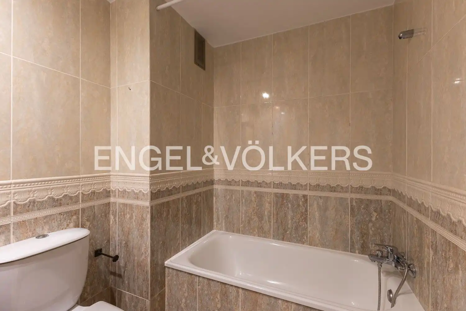Baño de Piso de alquiler en Valencia con Aire acondicionado, Calefacción y Trastero