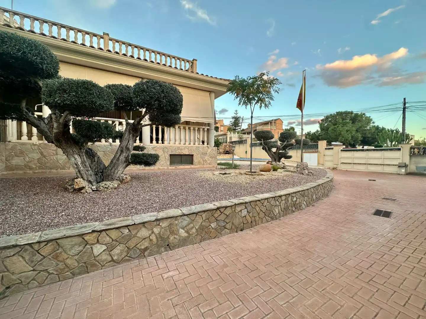 Vista exterior de Casa o chalet en venta en San Vicente del Raspeig / Sant Vicent del Raspeig con Aire acondicionado, Calefacción y Jardín privado