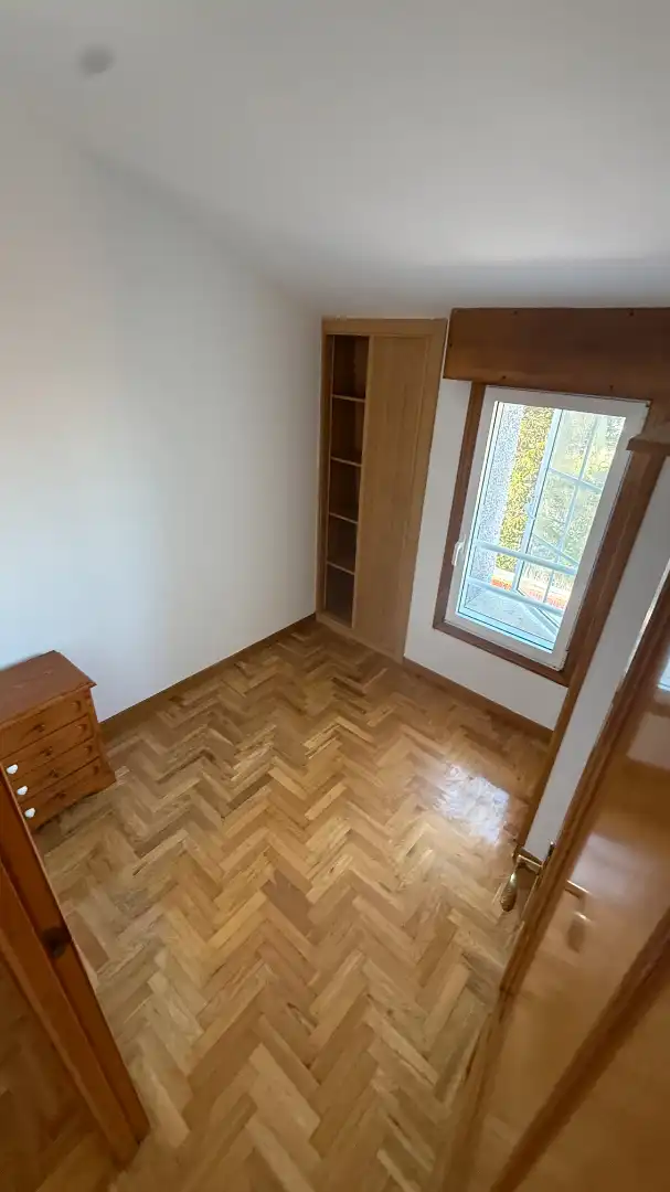Dormitori de Pis de lloguer en Vigo  amb Calefacció, Parquet i Forn