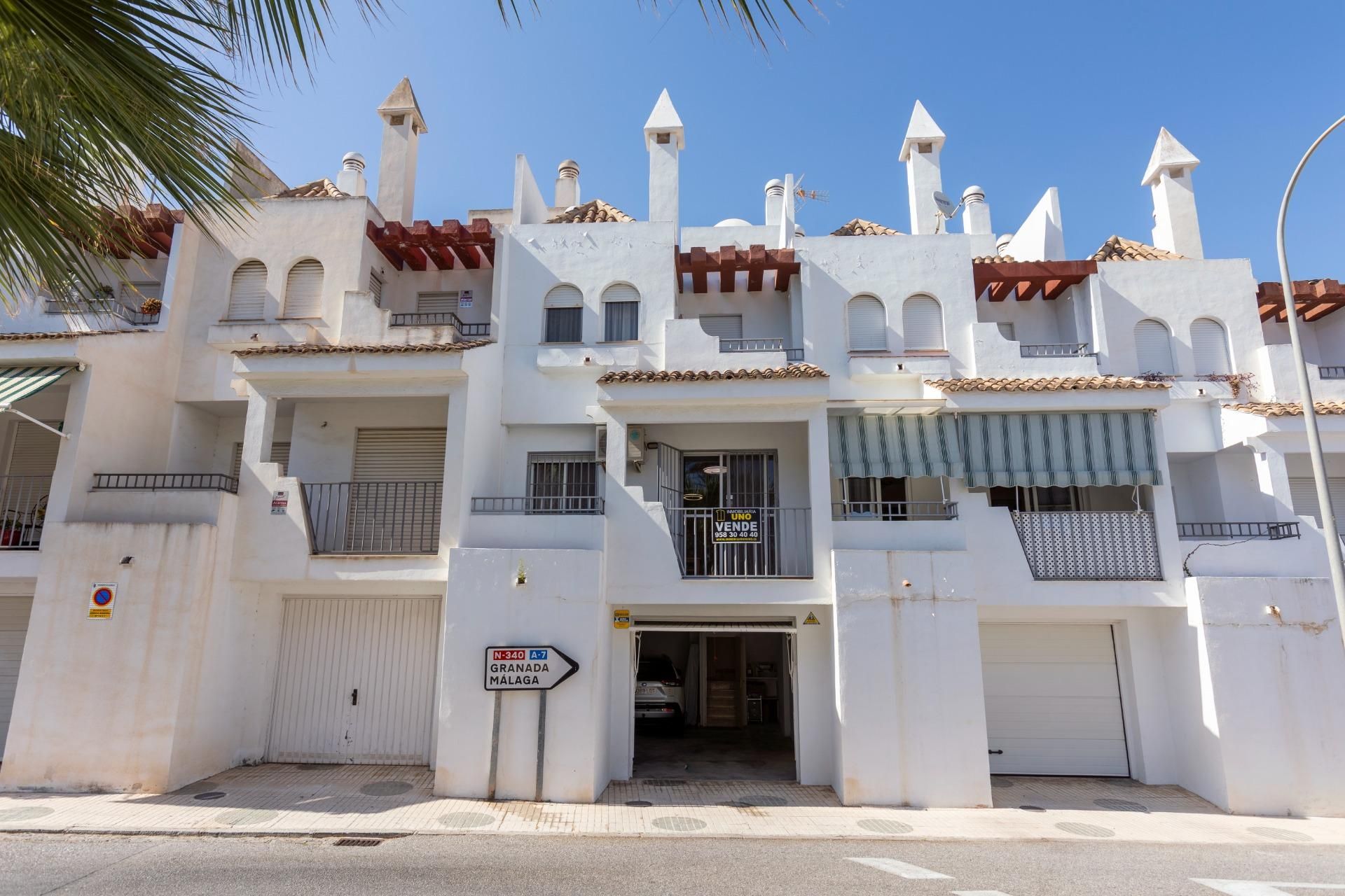 Vista exterior de Casa adosada en venda en Almuñécar amb Aire condicionat, Jardí privat i Terrassa