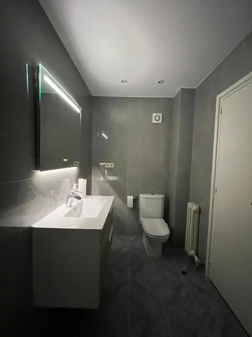 Badezimmer von Wohnung zum Verkauf in Barcelona mit Klimaanlage, Heizung und Parkett