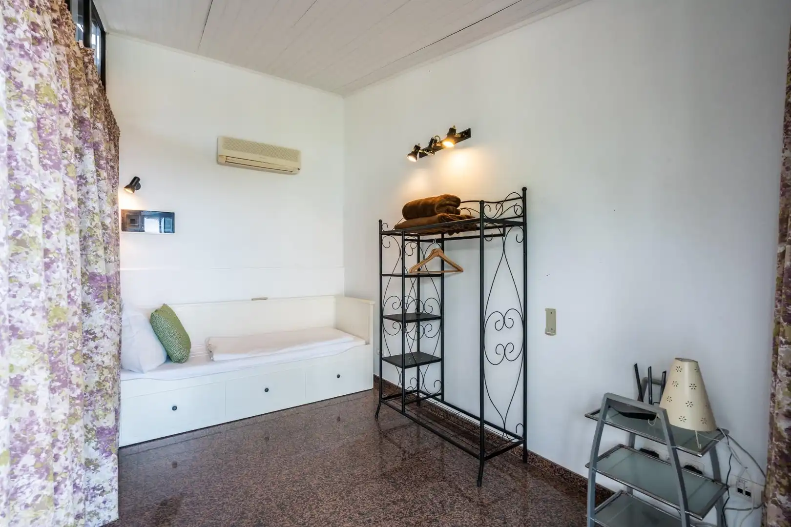 Dormitori de Casa o xalet en venda en Guía de Isora amb Aire condicionat, Jardí privat i Terrassa