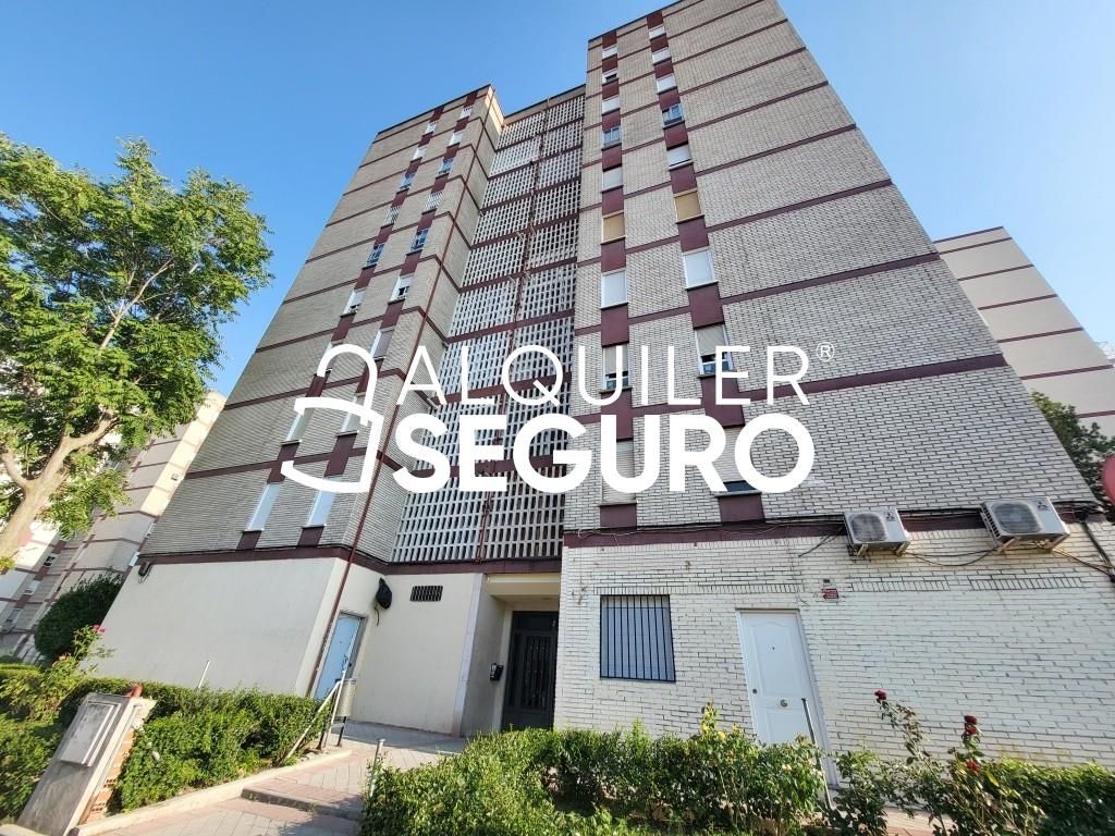 Vista exterior de Pis de lloguer en Fuenlabrada amb Calefacció, Terrassa i Piscina