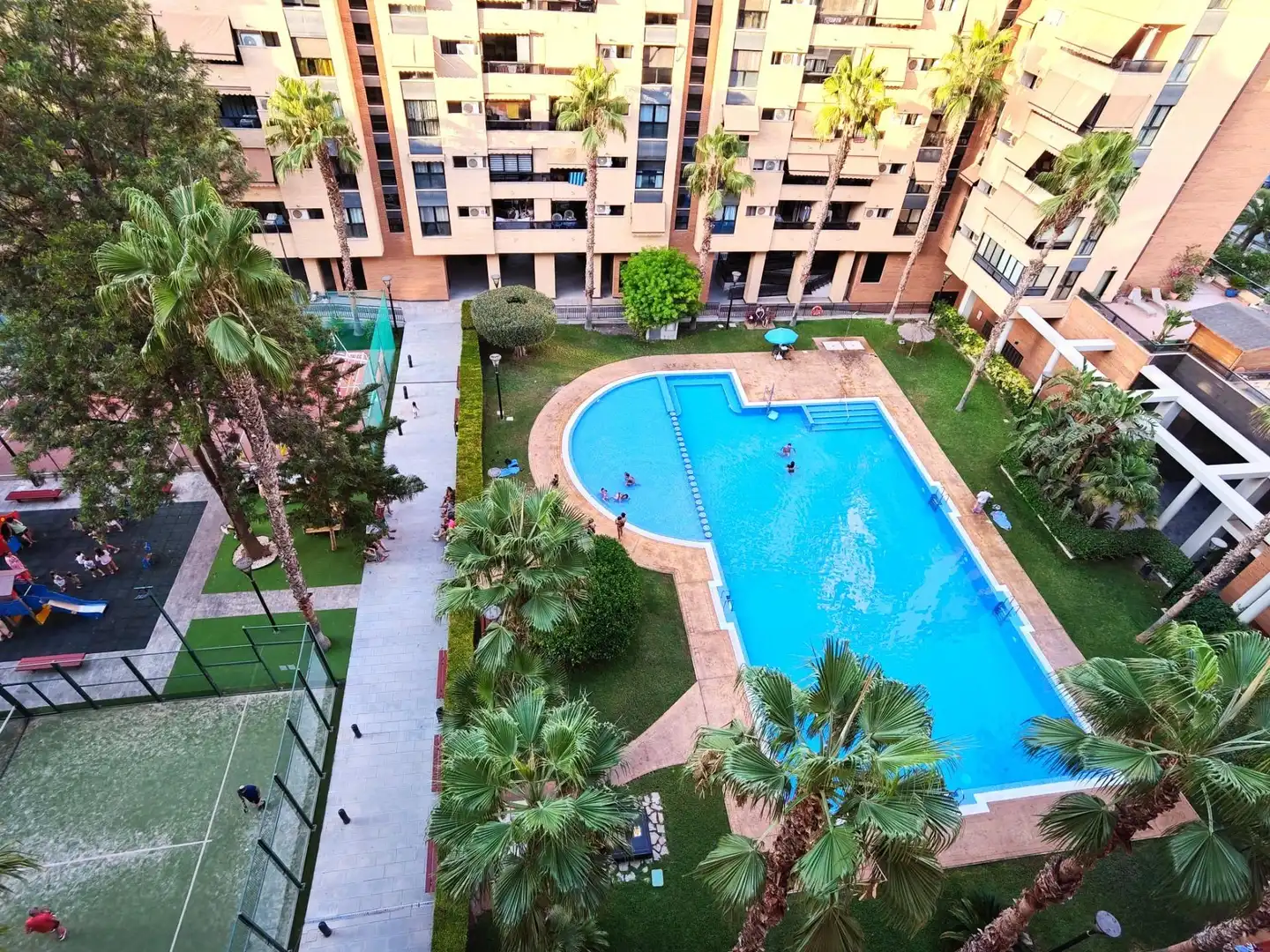 Piscina de Pis en venda en Alicante / Alacant amb Aire condicionat, Calefacció i Jardí privat