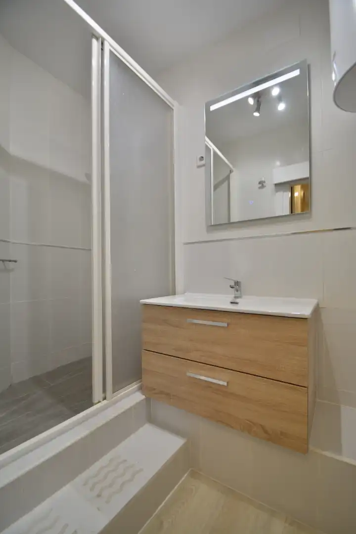Baño de Estudio de alquiler en Madrid con Aire acondicionado, Calefacción y Lavadora