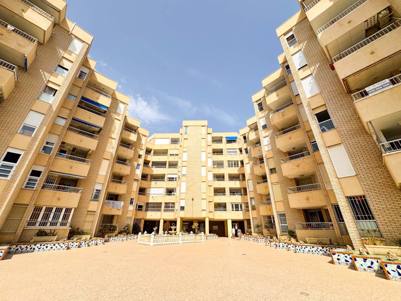 Vista exterior de Apartament en venda en Torrevieja amb Aire condicionat, Calefacció i Moblat