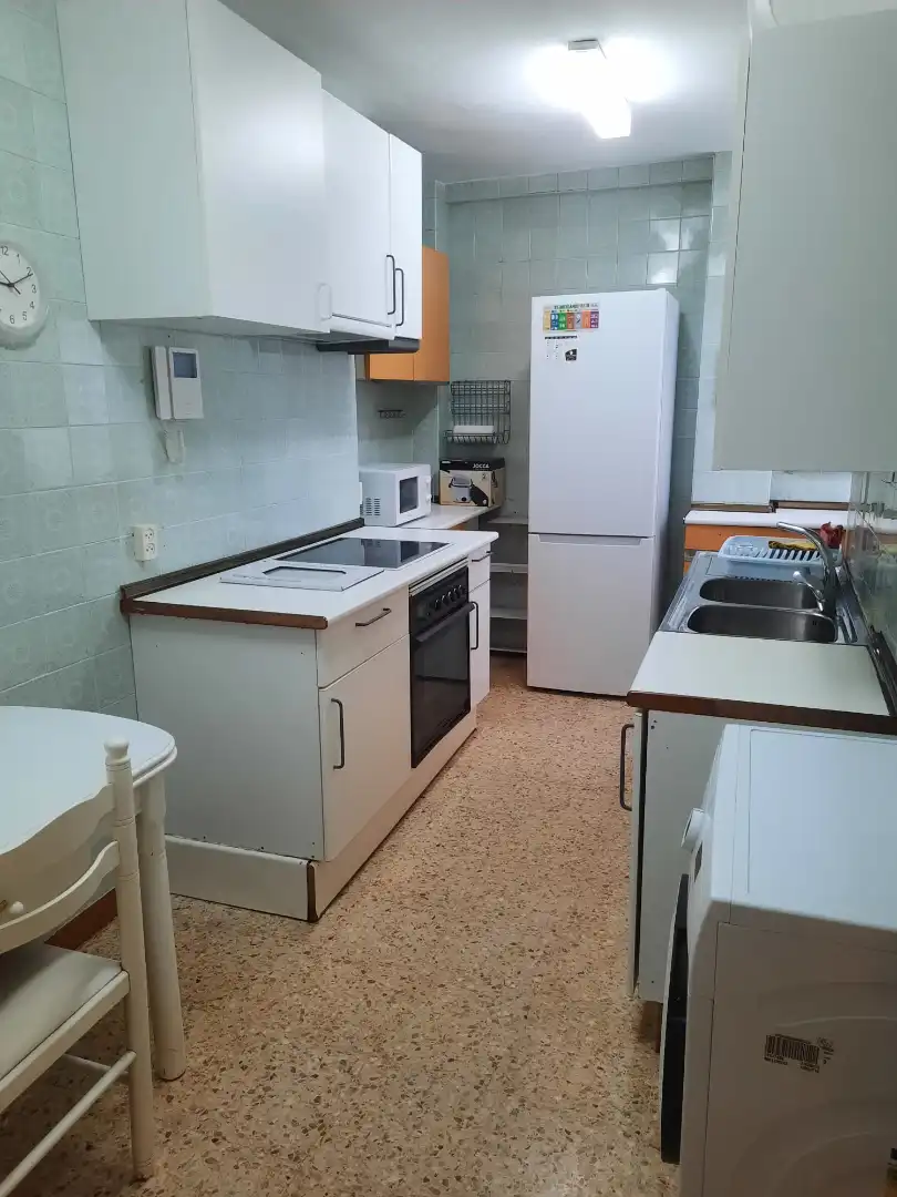 Cocina de Piso de alquiler en Zaragoza con Calefacción, Amueblado y Horno
