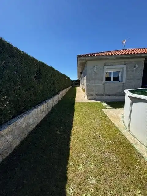 Vista exterior de Casa o xalet en venda en Calvarrasa de Arriba amb Calefacció, Jardí privat i Terrassa