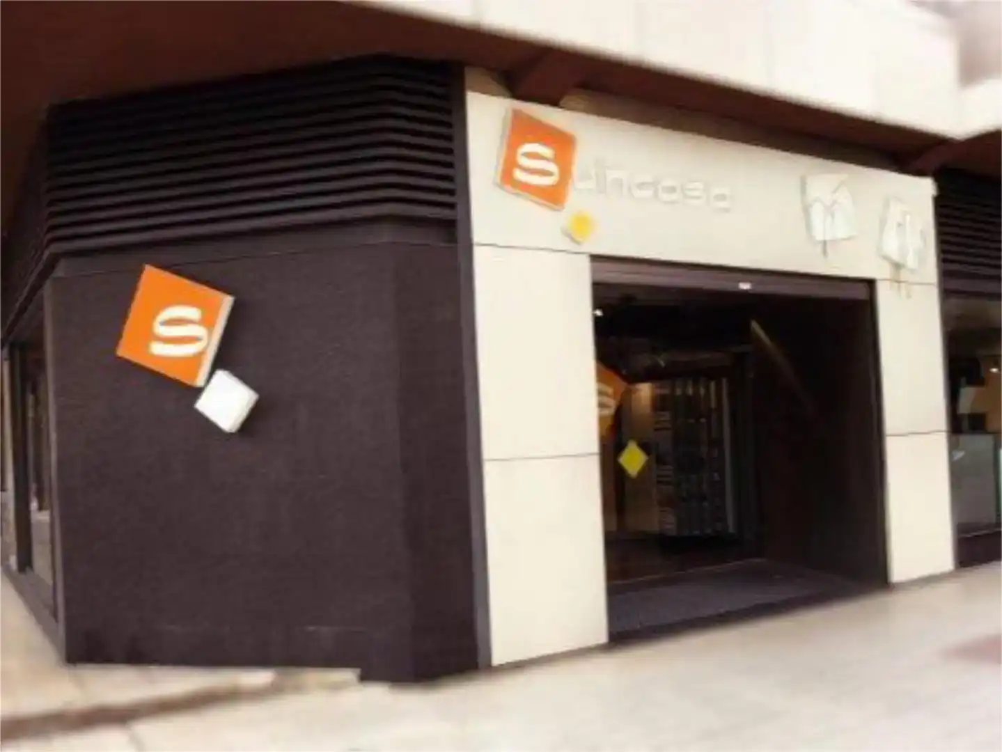 Local de lloguer en Oviedo  amb Aire condicionat