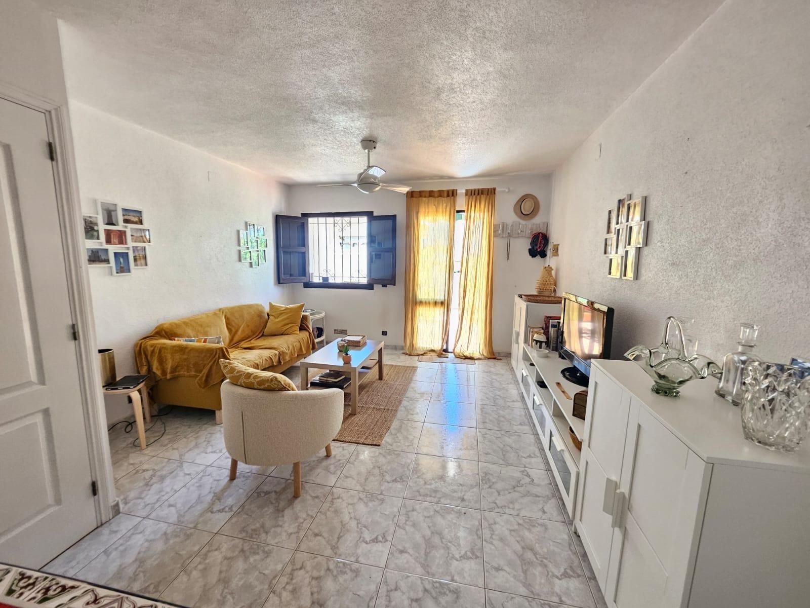 Sala de estar de Casa adosada en venta en Manilva con Jardín privado