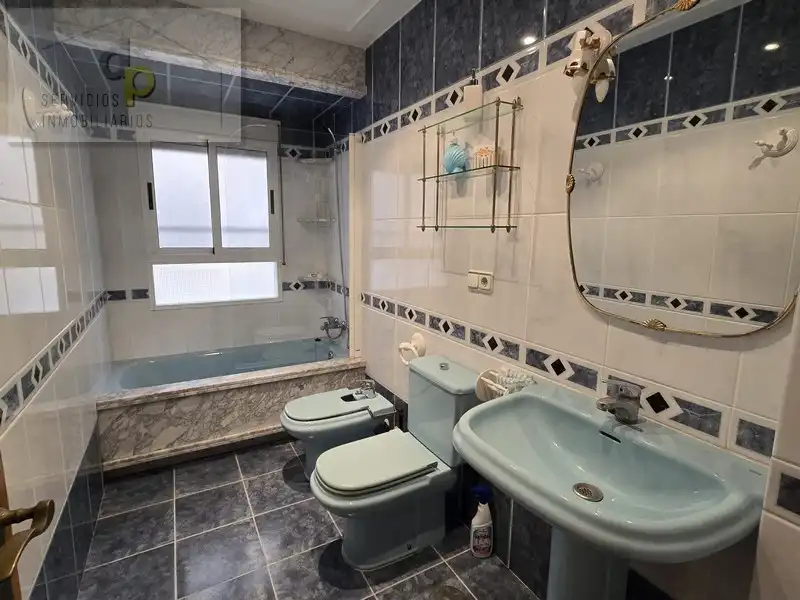 Badezimmer von Wohnung zur Miete in Elche / Elx mit Ofen, Waschmaschine und Balkon