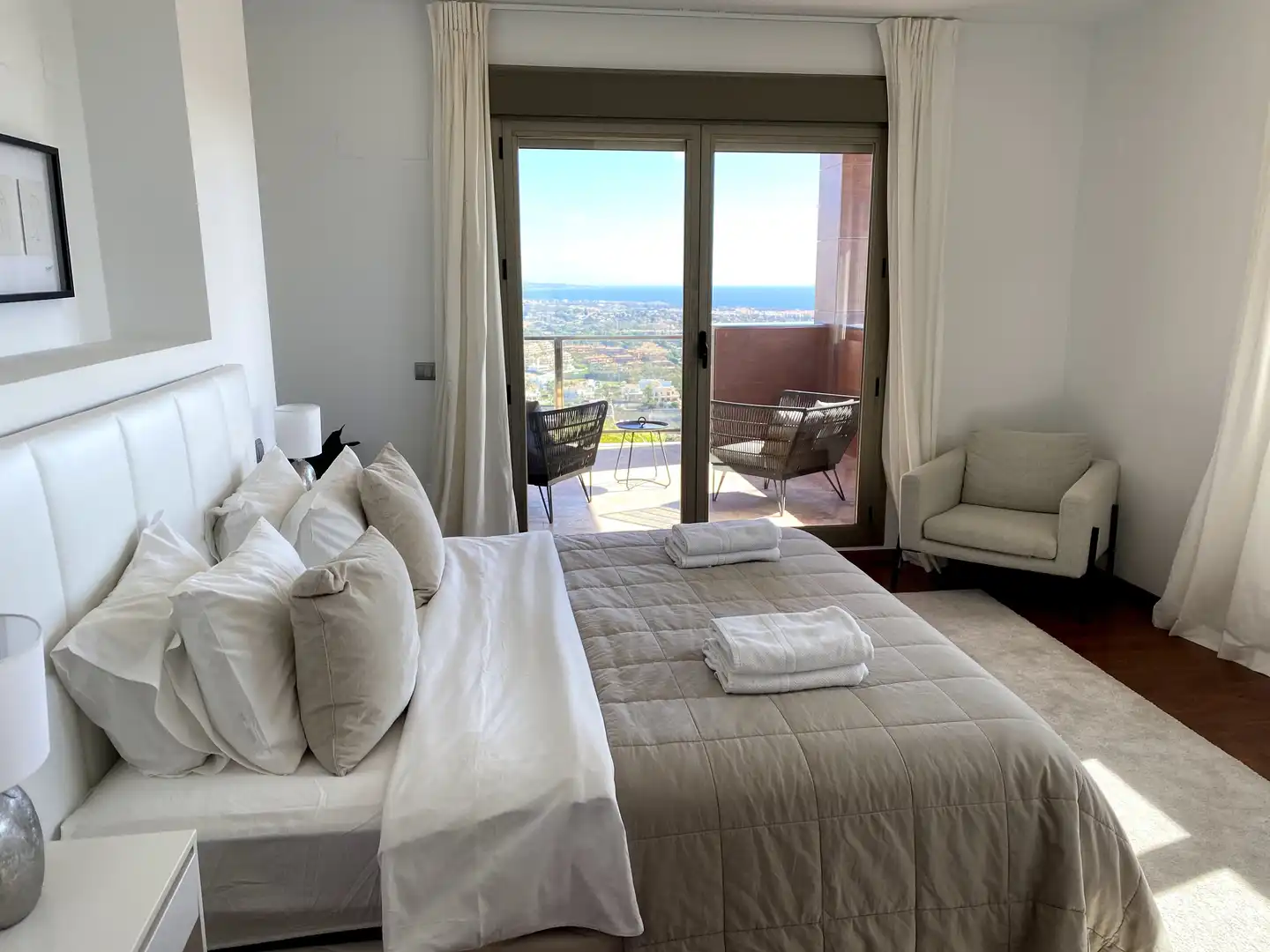 Dormitori de Casa adosada en venda en Benahavís amb Aire condicionat, Calefacció i Jardí privat