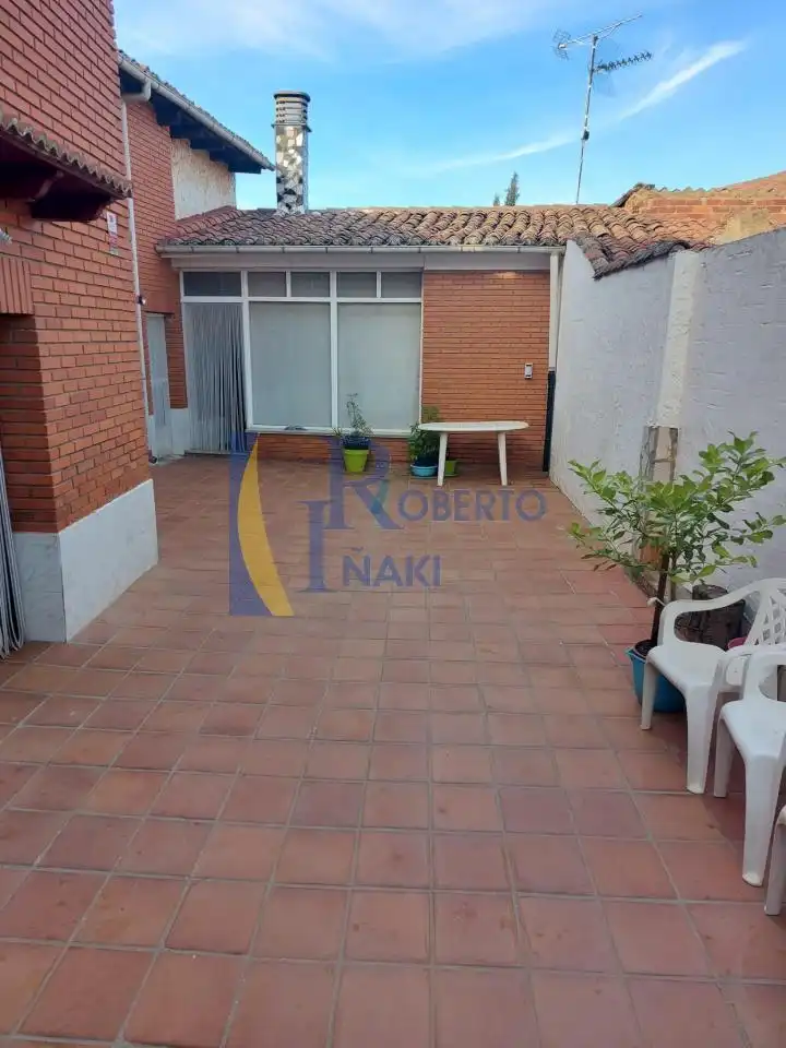 Terrassa de Casa adosada en venda en Cubillas de los Oteros amb Calefacció i Jardí privat