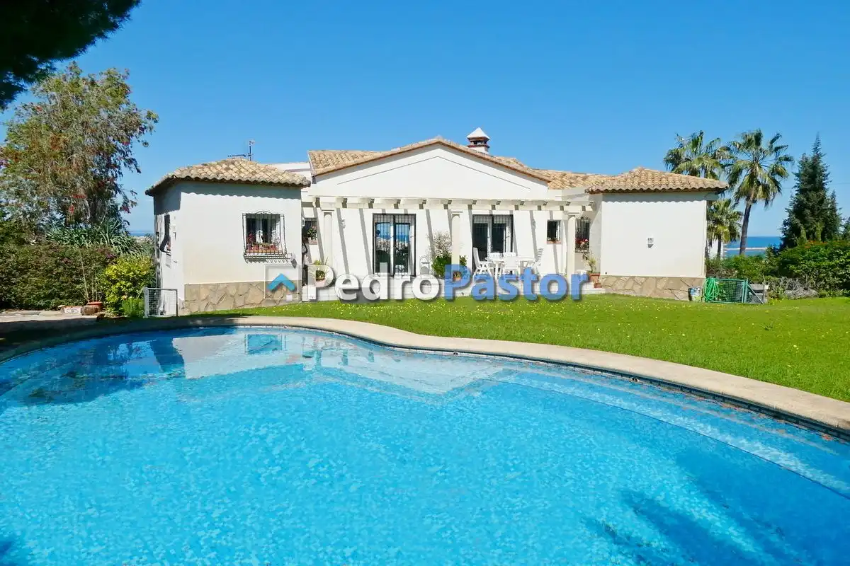 Detached house with pool for sale in El Montgó