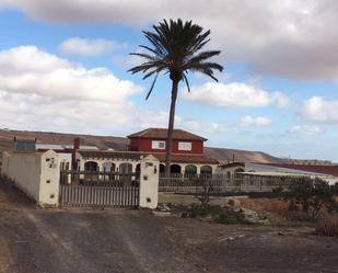 Vista exterior de Finca rústica en venda en Puerto del Rosario amb Terrassa, Piscina i Moblat