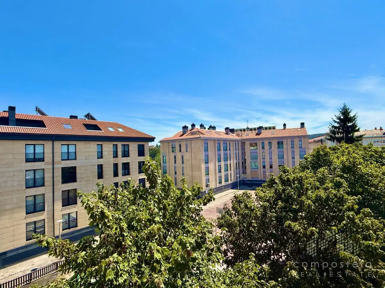 Vista exterior de Piso en venta en Santiago de Compostela  con Calefacción, Parquet y Trastero