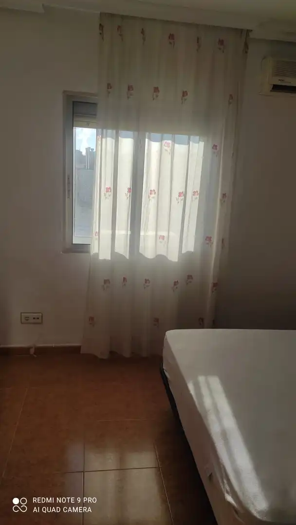 Dormitori de Apartament de lloguer en Cáceres amb Aire condicionat, Calefacció i Moblat