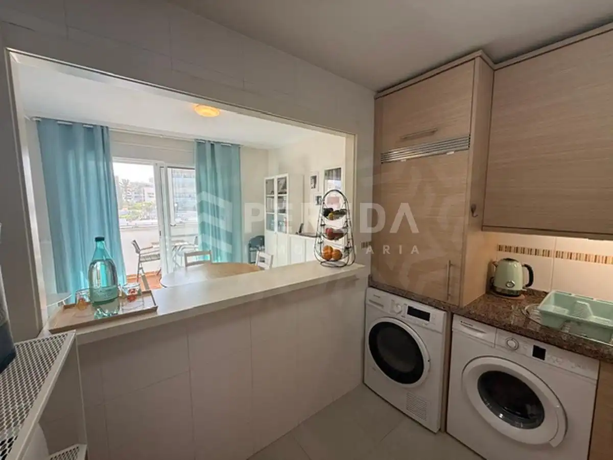 Cuina de Apartament en venda en Roquetas de Mar amb Aire condicionat, Jardí privat i Terrassa